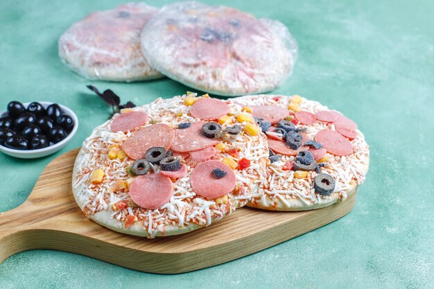 Mini pizzas congeladas caseras frescas.