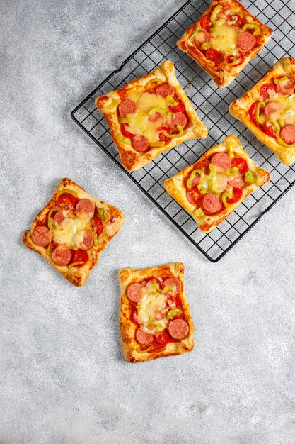 Mini pizzas de hojaldre con salchichas.