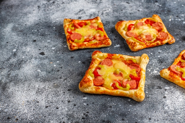 Mini pizzas de hojaldre con salchichas.