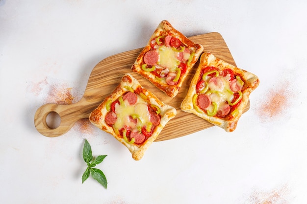 Mini pizzas de hojaldre con salchichas.