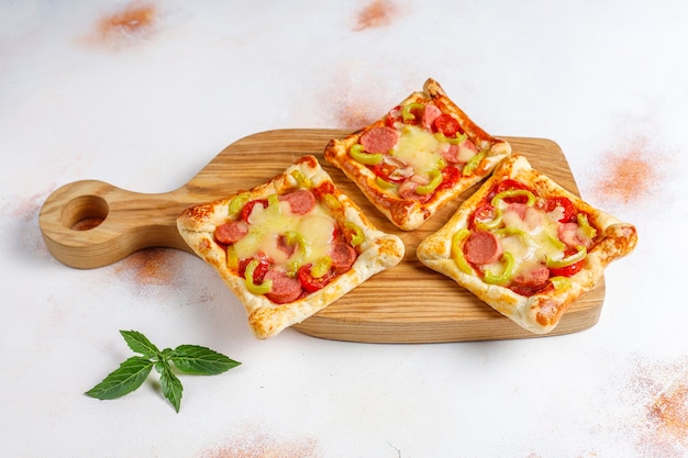 Mini pizzas de hojaldre con salchichas.