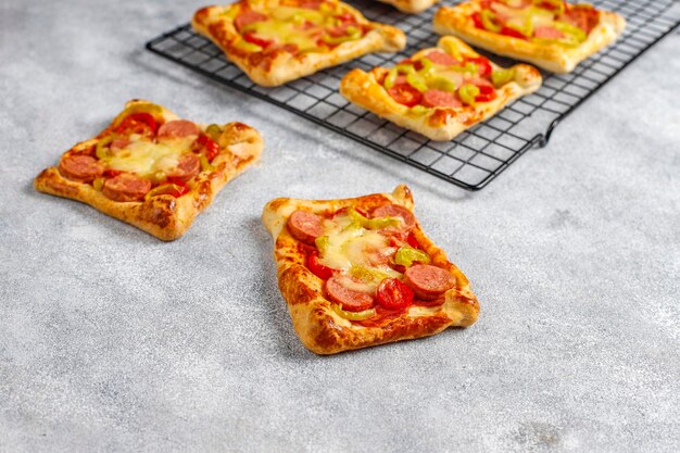 Mini pizzas de hojaldre con salchichas.