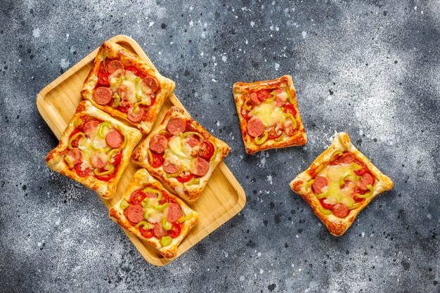 Mini pizzas de hojaldre con salchichas.