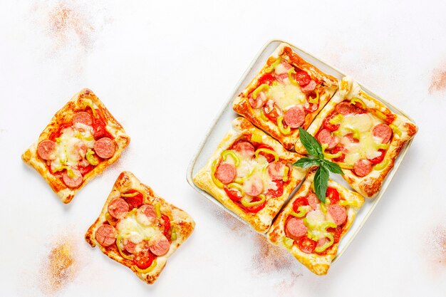 Foto gratuita mini pizzas de hojaldre con salchichas.