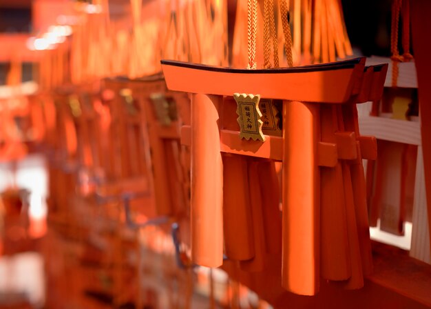 Mini puerta de Torii en Kyoto, Japón. fraseología japonesa significa Fushimi