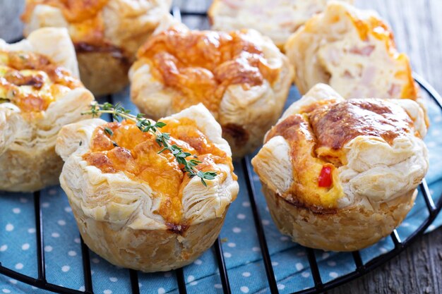 Mini quiche con hojaldre