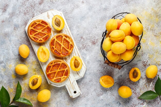 Mini tarta de albaricoque rústica casera o tartas con frutas frescas de albaricoque.