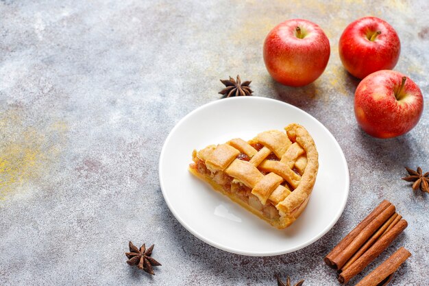 Mini tarta de manzana casera con canela.