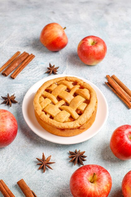 Mini tarta de manzana casera con canela.