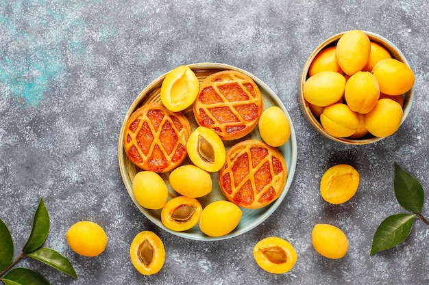 Mini tartas caseras de albaricoque rústico con frutas frescas de albaricoque