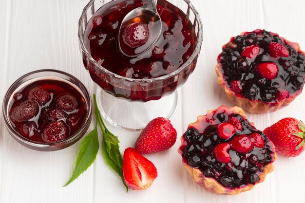 Mini tartas de frutas de alto ángulo