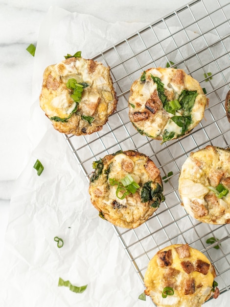 Foto gratuita mini tartas de huevos y cebolletas para el desayuno