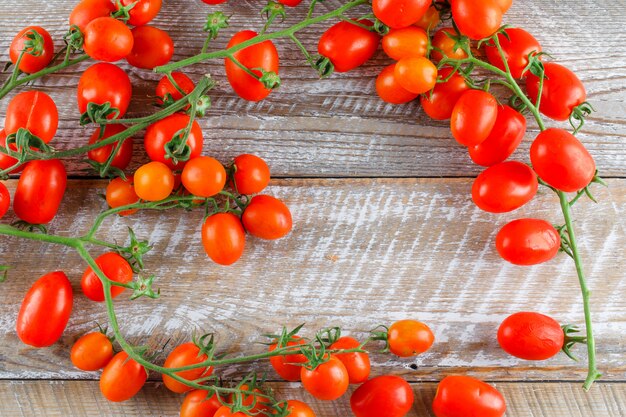 Mini tomates en una mesa de madera. aplanada