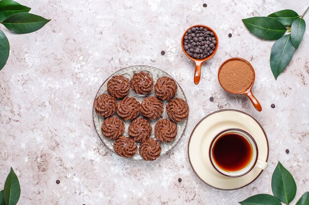 Mini tortas trufas con gotas de chocolate y cacao en polvo, vista superior