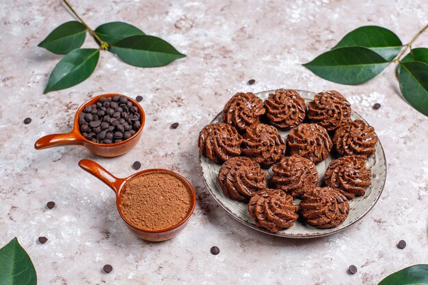 Mini tortas trufas con gotas de chocolate y cacao en polvo