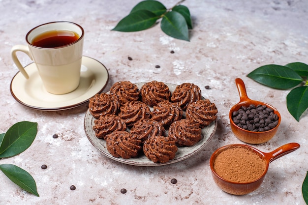 Mini tortas trufas con gotas de chocolate y cacao en polvo