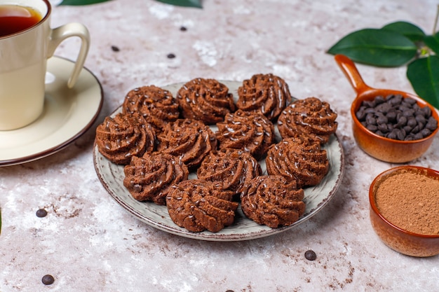 Mini tortas trufas con gotas de chocolate y cacao en polvo