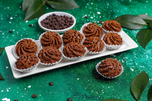 Mini tortas trufas con gotas de chocolate y cacao en polvo