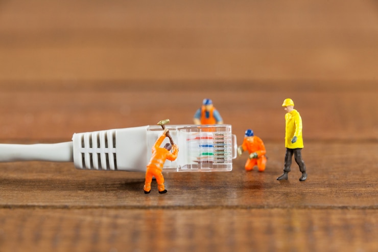 Photo Gratis miniature engineer and workers working with lan cable