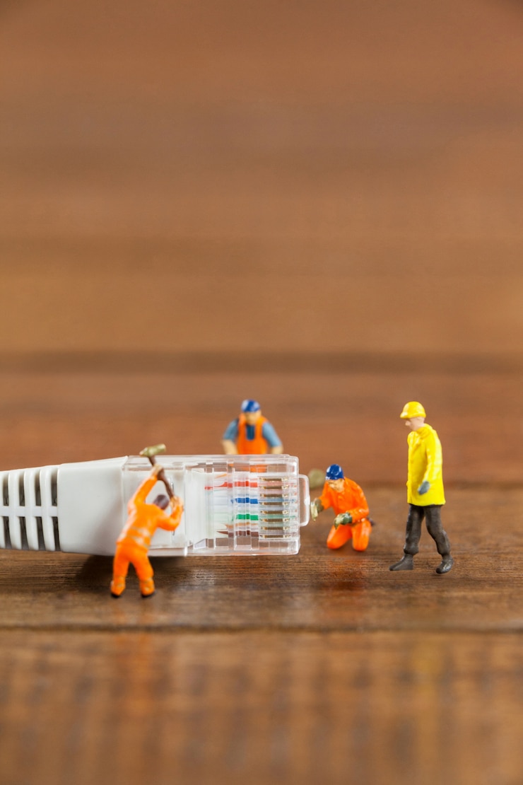 Photo Gratis miniature engineer and workers working with lan cable