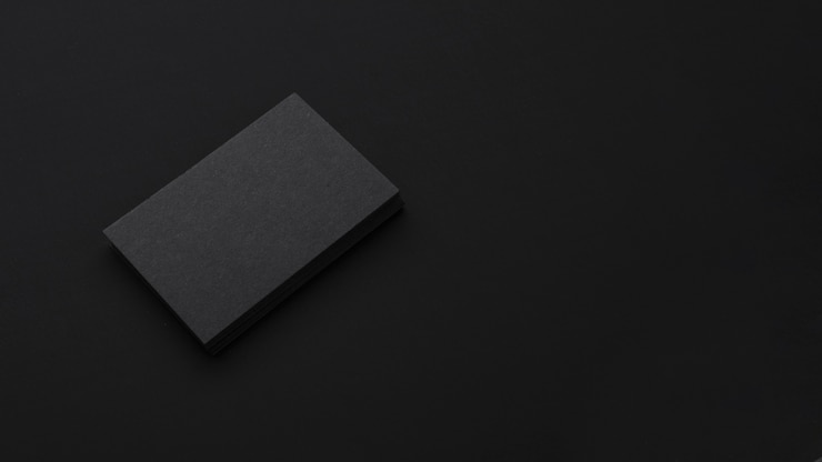 Foto gratuito minimalista elegante pila de tarjetas de visita negras