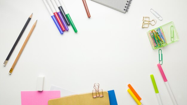 Mínimo espacio de trabajo - Foto plana estable creativa de escritorio de espacio de trabajo con cuaderno de dibujo y lápiz de madera sobre fondo blanco de espacio de copia. Vista superior, fotografía plana.