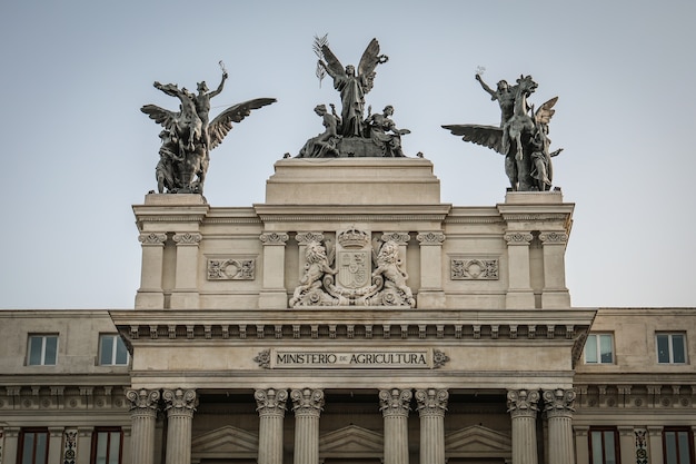 Foto gratuita ministerio de medio rural, marino y natural en madrid, españa