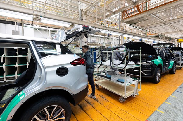 Minsk Bielorrusia 15 de diciembre de 2021 Las carrocerías de automóviles están en la línea de montaje Fábrica para la producción de automóviles Industria automotriz moderna Transportador de fábrica de automóviles eléctricos