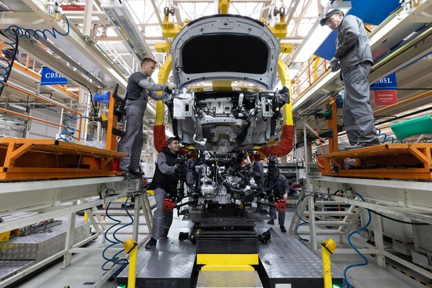 Minsk Bielorrusia 15 de diciembre de 2021 Línea de producción de automóviles Soldadura de carrocerías Planta de ensamblaje de automóviles moderna Industria automotriz Interior de una fábrica de alta tecnología producción moderna