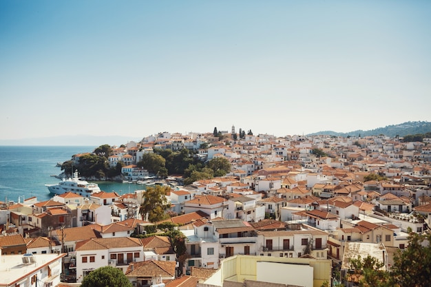 Mira desde arriba en la hermosa ciudad griega en los rayos de luz de verano
