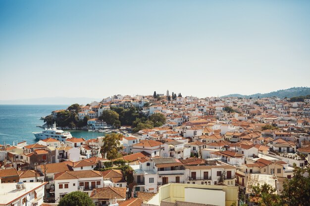 Mira desde arriba en la hermosa ciudad griega en los rayos de luz de verano