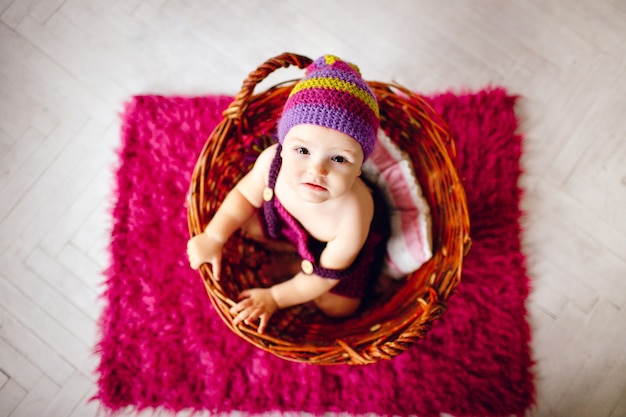 Foto gratuita mira desde arriba a la niña sentada en la canasta