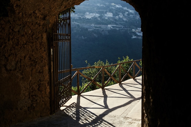 Mira desde el exterior a las puertas al gran paisaje