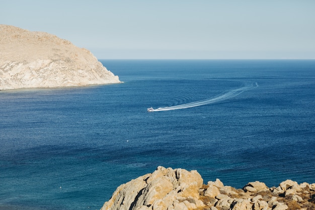 Mira desde lejos el barco que cruza el mar en algún lugar de Grecia.