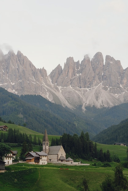 Mira desde lejos a una iglesia en algún lugar de los Dolomitas italianos.