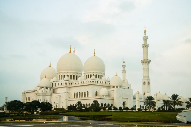 Mira desde lejos en impresionantes edificios de Shekh Zayed Gran Mezquita