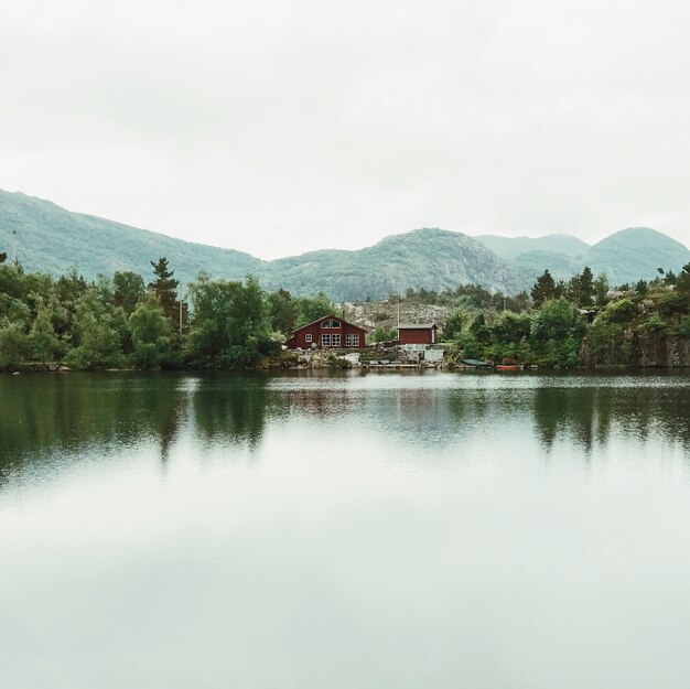 Mira sobre el lago en cabañas solitarias en la orilla