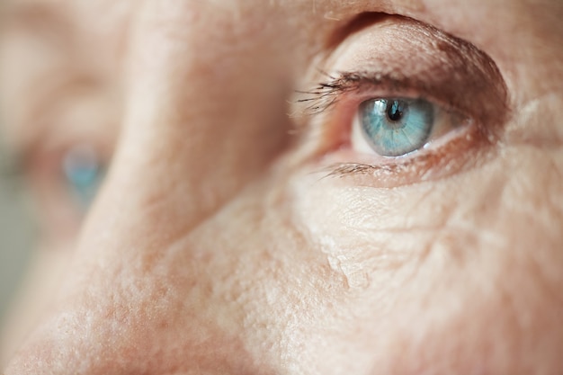 Foto gratuita mirada de anciana solitaria