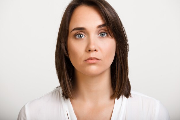 Mirada descarada de mujer guapa