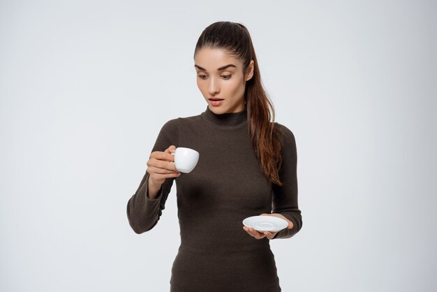 mirada de mujer sorprendida por la taza de café vacía