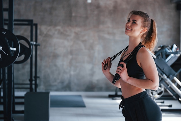 Mirada soñadora. Hermosa mujer rubia en el gimnasio en su fin de semana