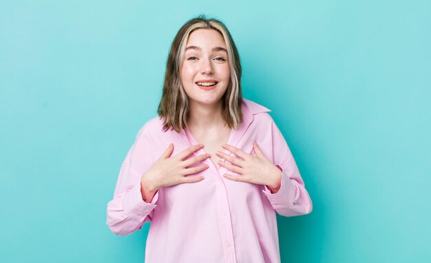 mirando feliz sorprendido orgulloso y emocionado señalando a sí mismo