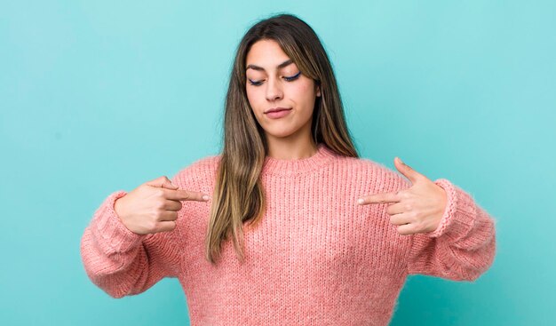 Mirando orgulloso positivo e informal apuntando al pecho con ambas manos