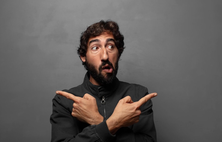 Foto gratuito mirando perplejo y confundido, inseguro y apuntando en direcciones opuestas con dudas