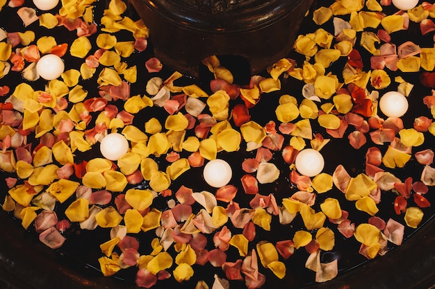 Foto gratuita mire desde arriba a velas blancas ardientes flotando