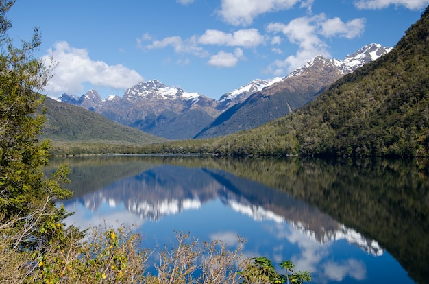 Foto gratuita mirror lake, milford sound, nueva zelanda