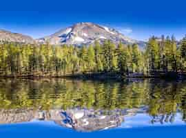 Foto gratuita mirror lake en el parque nacional lassen, california