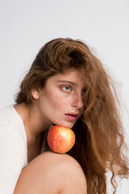 Foto gratuita misteriosa mujer con manzana roja