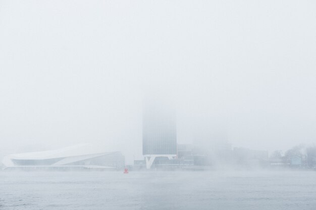 Un misterioso edificio en la niebla.