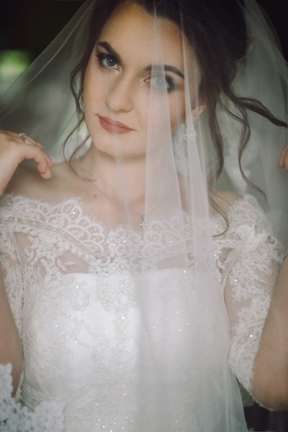 Misterioso retrato de una novia oculta bajo el velo